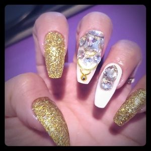@vanillaabunnyy THESE ARE NAILS SHE MAKES